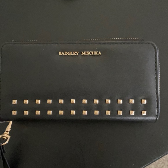 Badgley Mischka Handbags - Badgley Mischka wallet😎😎😎